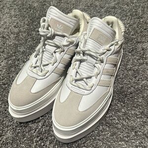 Cleaning out my closet ! NEVER WORN!!